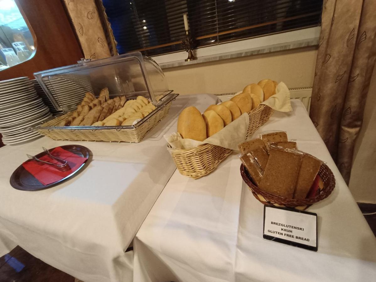 Hotel Razgorsek ヴェレニエ エクステリア 写真