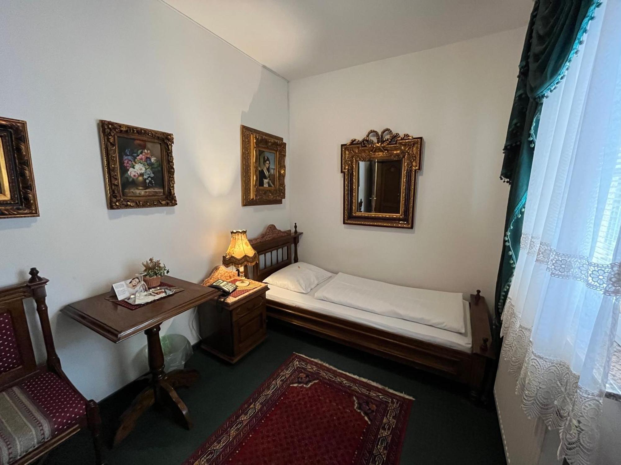 Hotel Razgorsek ヴェレニエ エクステリア 写真