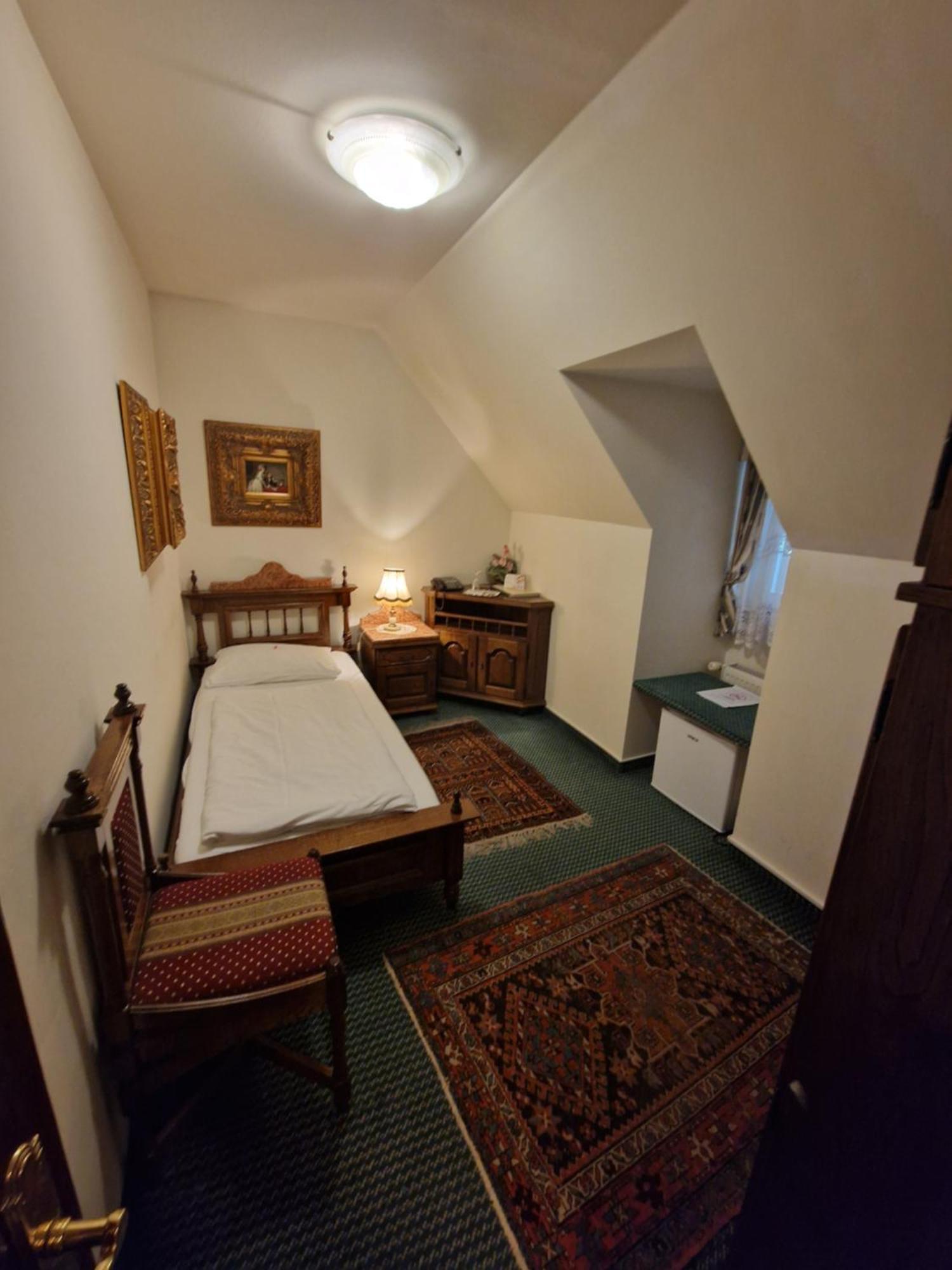 Hotel Razgorsek ヴェレニエ エクステリア 写真