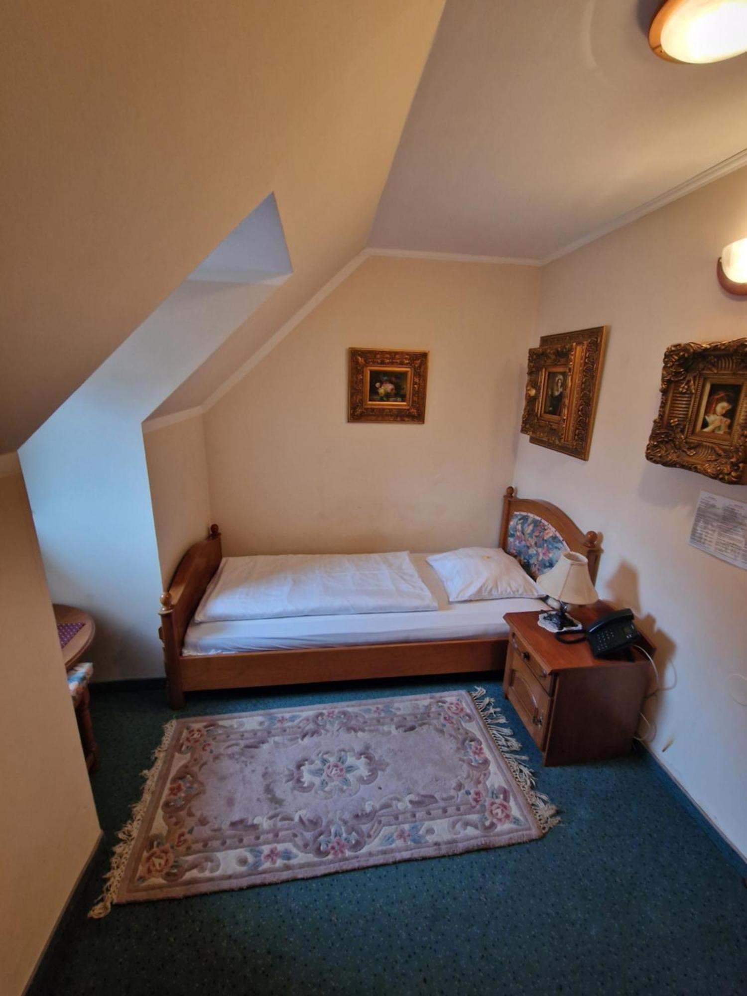 Hotel Razgorsek ヴェレニエ エクステリア 写真